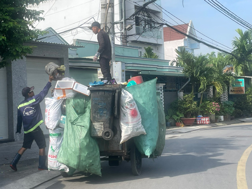 Nhiều đơn vị thu gom rác chờ đợi quy định mới phù hợp thực tế hơn Ảnh: QUỐC ANH